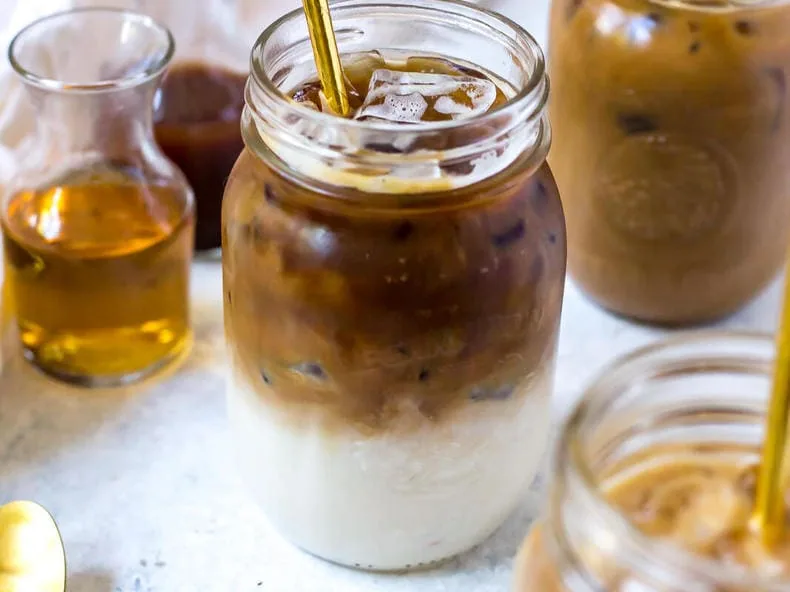 Cold brew disajikan dengan es